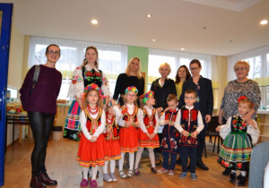 Dzieci z nauczycielkami