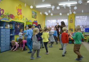 zabawa ruchowa w materię