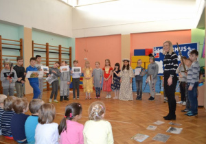 dzieci stoją