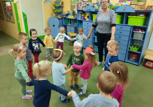 Filip, Marysia, Staś we wspólnym kole