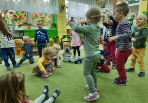 Dzieci zamieniają się w zabawie w zwierzęta