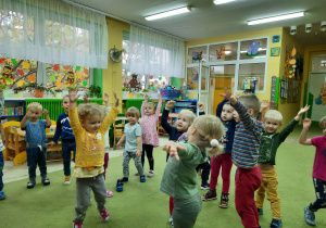 Dzieci zamieniają się w zabawie w drzewa