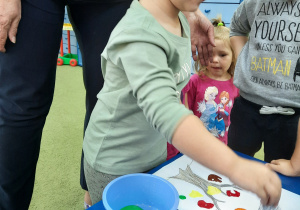 Oliwka stempluje drzewo