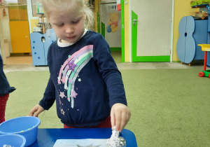 Hania K. stempluje drzewo