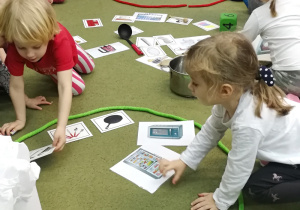 Dzieci odszukują przedmioty potrzebne w pracy kucharza