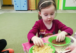 Hania dotyka kaszy i makaronu