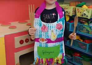 Gabrysia w swoim własnoręcznie wykonanym fartuszku kuchennym