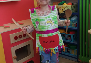 Martynka w swoim własnoręcznie wykonanym fartuszku kuchennym
