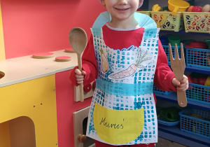 Maruś w swoim własnoręcznie wykonanym fartuszku kuchennym