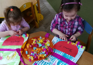 Hania i Marysia robią fartuszki