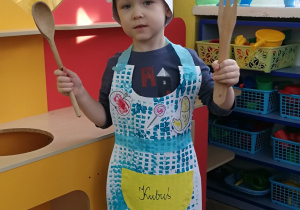 Kubuś w swoim własnoręcznie wykonanym fartuszku kuchennym