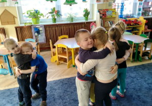 Dzieci się przytulają