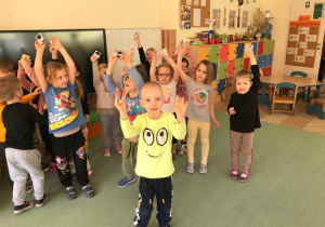 Dzieci z grupy "Motylki" pozują do zdjęcia razem ze swoimi kastanietami