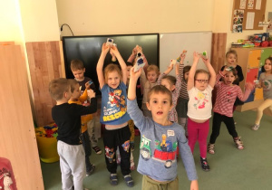 Dzieci podczas gry na kastanietach - zdjęcie grupowe