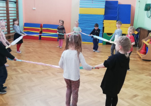 Dzieci rozciągają gumę animacyjna