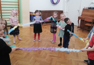 Dzieci robią koło z gumy animacyjnej