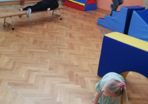 Dzieci przechodzą tor przeszkód