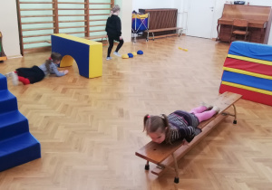 Dziewczynki na torze przeszkód