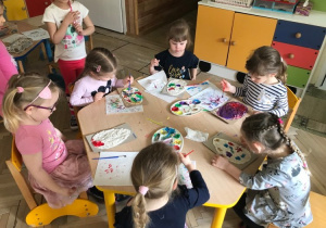 Dzieci podczas malowania jajek: Amela, Nina, Agata, Emila, Ala S., Amelka K.
