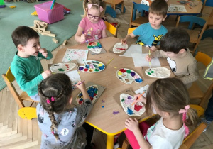 Dzieci podczas malowania jajek: Andrii, Amelka, Dominik, Ala, Marko, Ala S.