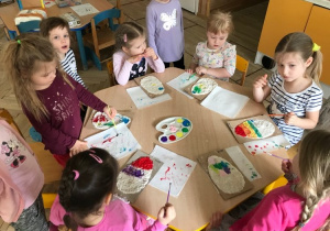 Dzieci podczas malowania jajek: Nina, Natalka, Justyna, Marta, Zuzia, Emilka
