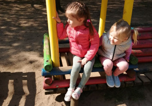Serafyma i Nikol w lokomotywie.