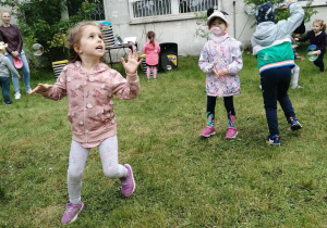 Nikol w pogoni za bańką mydlaną.