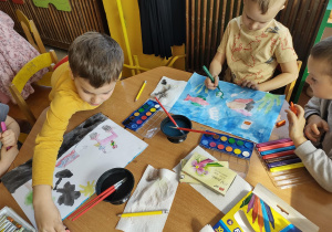 Podczas malowania kolejnych scen