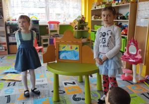 Wystawiamy bajkę ,,Jak uszczęśliwić ziemię"