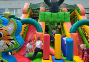 dzieci skaczą na trampolinie