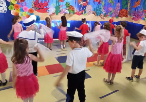 taniec z chustami całej grupy
