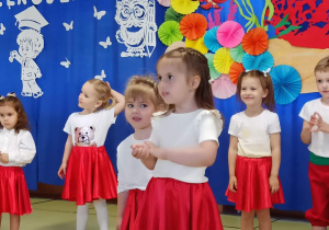 Sofiia i Nikol recytują wiersz dla mamy.