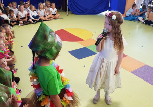 Królewna Śmieszka rozmawia z ekoludkami