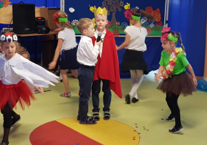 Tymon i Antek śpiewają piosenkę w duecie