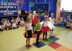Hania (II A), Hania (IV A), Tosia, Róża, Tymon, i Antek podczas piosenki o zniszczonej przyrodzie