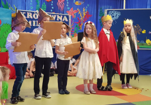 Posłańcy (Jaś, Emil, Adam), Śmieszka, Król i Królowa (Maja) - dialogi