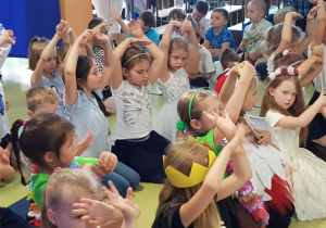 Dzieci podczas tańca na zakończenie