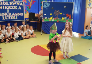 Królewna Śmieszka rozmawia z ekoludkiem (Amelka)