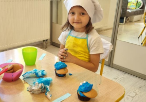 Maja z ozdobioną babeczką