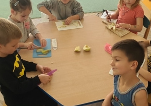 Miruś, Dominik, Jula, Hania, Agatka podczas krojenia jabłek przy stoliku