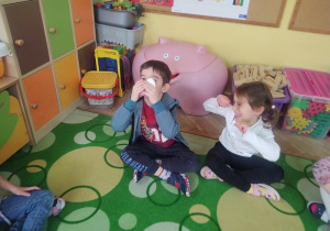 Julek sprawdza zapach różanych mydeł.