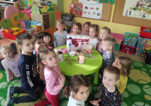Wspólne zdjęcie przy stoliku z różanymi skarbami.