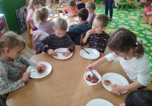 Przygotowywanie ciasteczek z nadzieniem różanym.