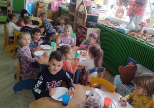 Degustacja różanej herbatki i ciasteczek.