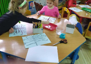 Jula liczy i przykleja gwiazdki.