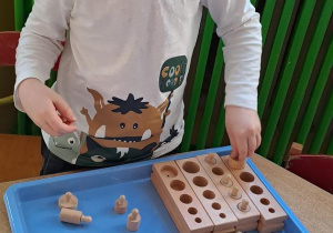Kształcenie zmysłów Montessori "Cylindry" - praca wolna Mateusza