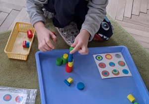 Kształcenie zmysłów Montessori "Kolorowe cylindry i wzory" - praca wolna Leosia