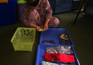 Kształcenie zmysłów Montessori "Sensoryczne woreczki" - praca wolna Oliwki O.