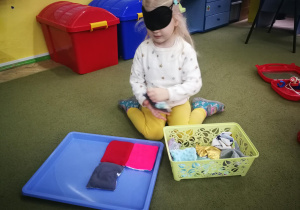 Kształcenie zmysłów Montessori "Sensoryczne woreczki" - praca wolna Hani K.