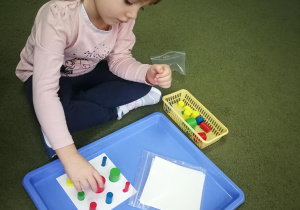 Kształcenie zmysłów Montessori "Kolorowe cylindry i wzory" - praca wolna Lenki